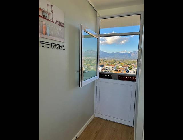 2 BEDROOM APARTMENT TO LET IN STRAND NORTH